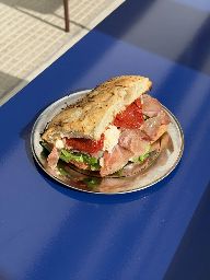 Focaccia de crudo y stracciatella